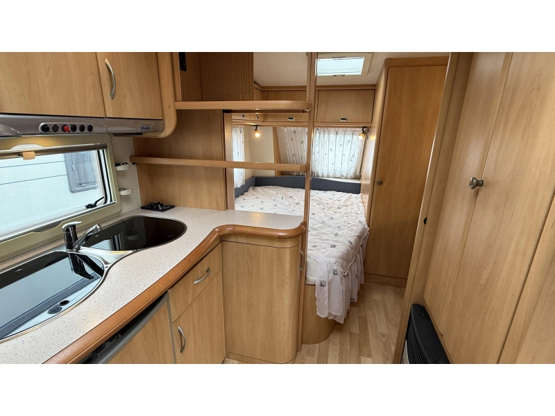 Hobby De luxe Easy 460 UFE frans bed rondzit toilet  foto: 2