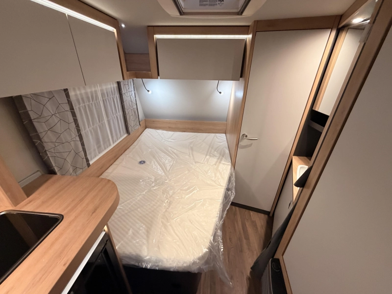 Knaus Sport 450 FU 1800 KG + Fransbed  foto: 10