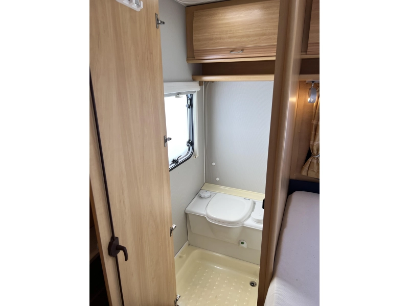 Dethleffs Camper 450 DB frans bed rondzit toilet 