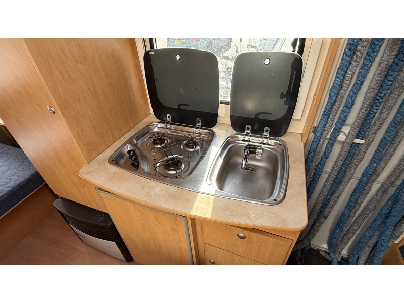 Caravelair Antares Luxe 426 stapelbed zit vast bed 