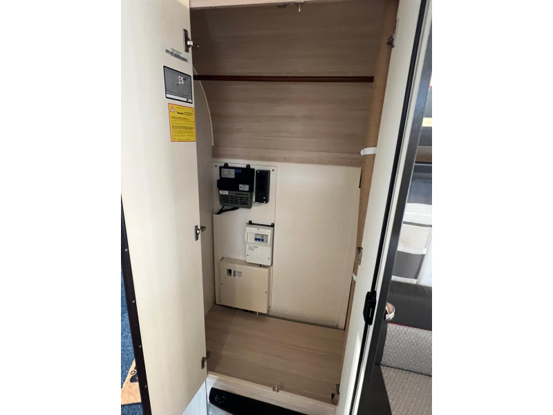 Hobby De Luxe Edition Silver 440 SF Mover, Fietsenrek, Luifel  foto: 17