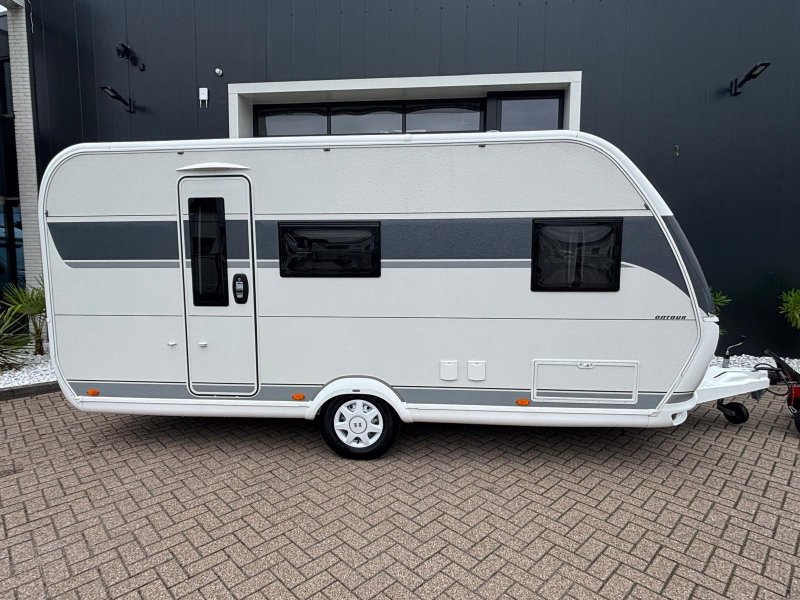 Hobby On Tour 470 KMF met voortent en stapelbed  foto: 9
