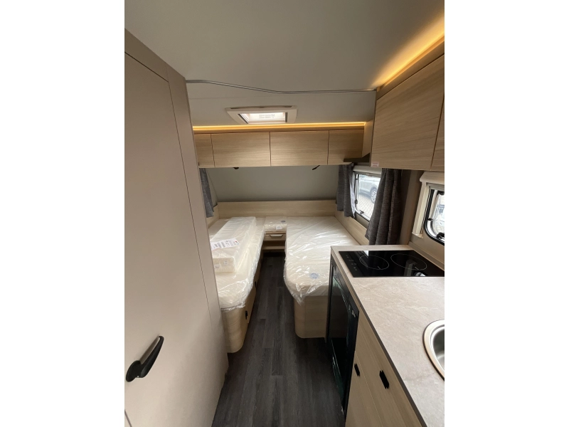 Weinsberg CaraLife 470 EU AIRCO-ENKELE BEDDEN  foto: 10