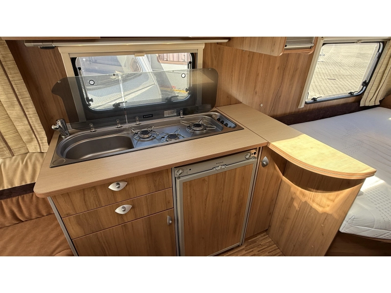 Bürstner Averso 460 TS frans bed rondzit toilet 