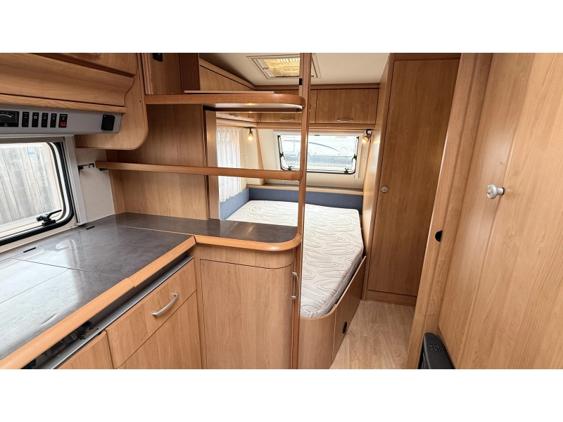 Hobby Excellent 460 UFE frans bed rondzit toilet  foto: 2