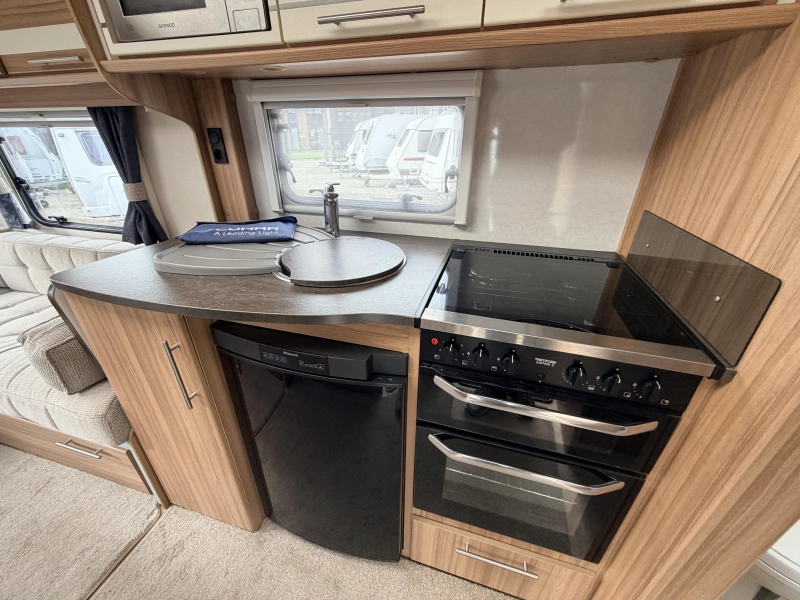 Elddis Crusader Solano 462 Mover voortent. Enkel bed 