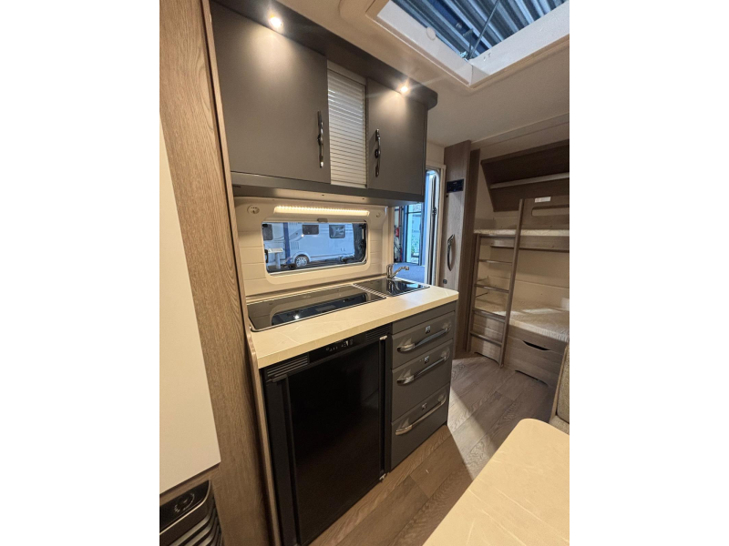Hobby On Tour 470 KMF met voortent en stapelbed  foto: 14