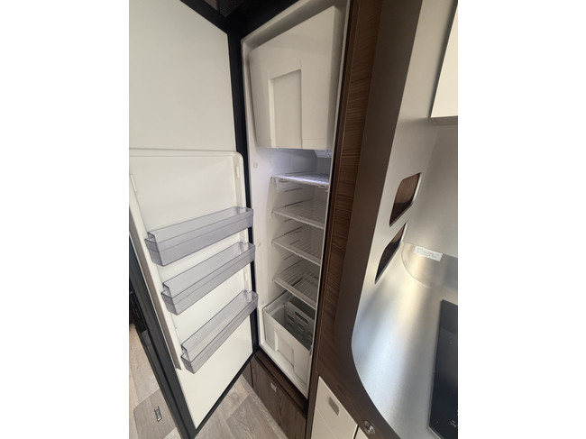 Eriba T 820 (TOURING 820) full options EP level systeem lengte bedden XT mover Truma zonnepanelen 2x dakairco Dometic elktr schotel foto: 12