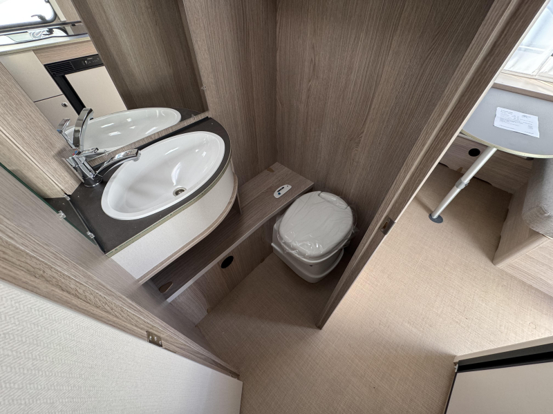 Bürstner Premio Life 480 TL Mover en Thule luifel  foto: 10