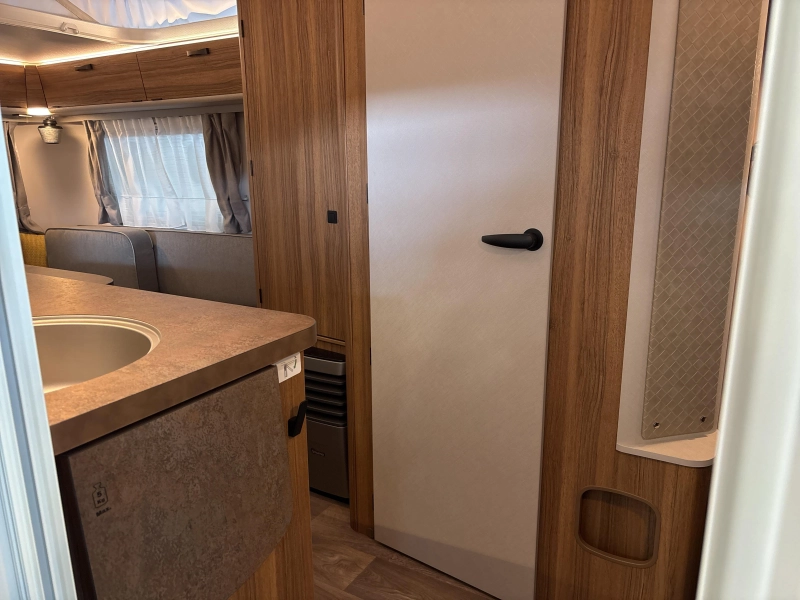 Eriba Touring 540 Legend Hampton Zilver 