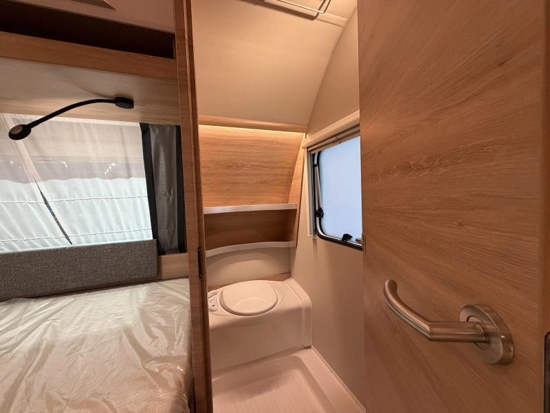 Knaus Sudwind Black Selection 450 FU dakairco / fransbed  foto: 18