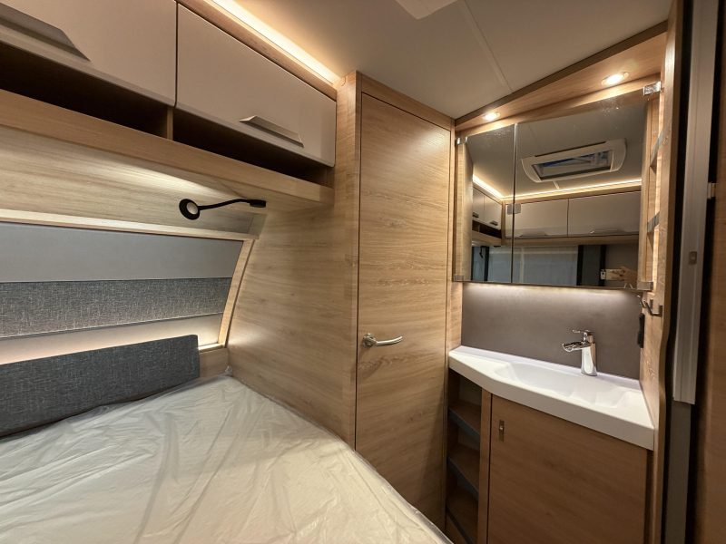 Knaus Sudwind Black Selection 450 FU rondzit / fransbed  foto: 12