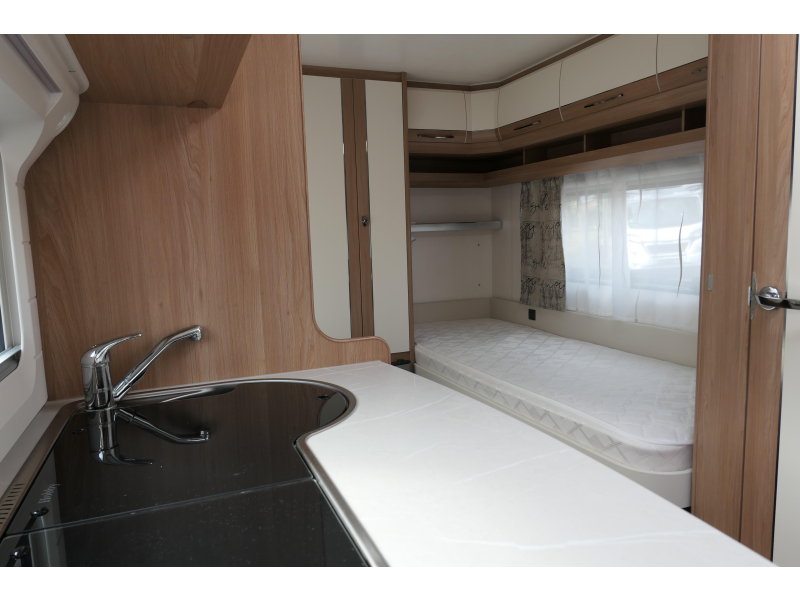 Hobby De Luxe 460 LU enk. bed mover en voort.  foto: 7