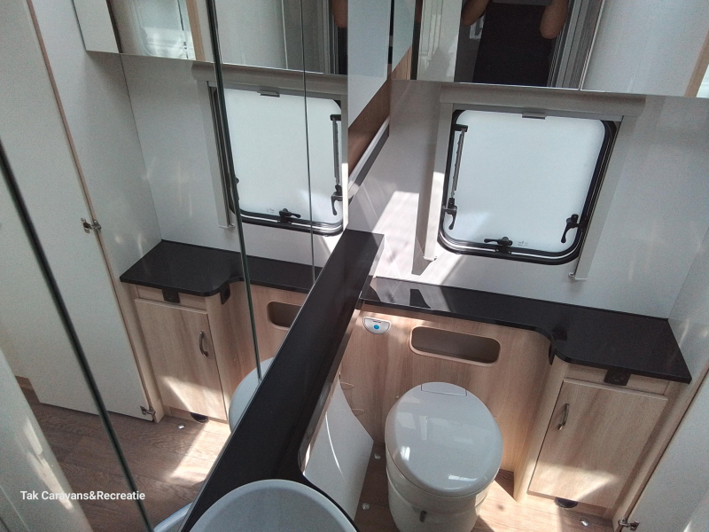 Hobby De Luxe 495 WFB met aparte douche en wc  foto: 12