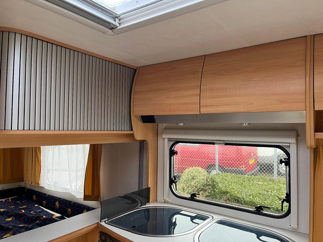 HOME-CAR Racer 45 Spirit | Fransbed | Dinette | Fietsenrek voor | Kachel | Koelkast | Toilet en wasbak foto: 13