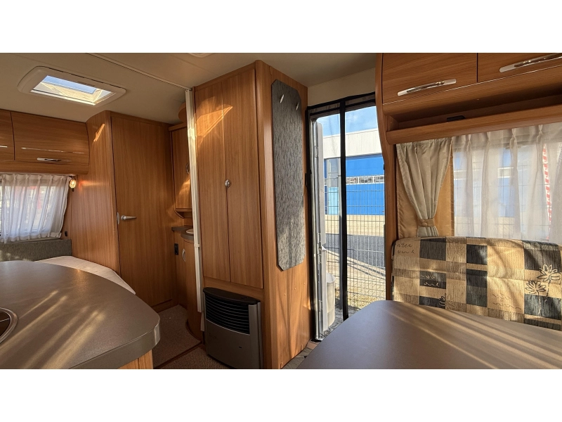 Hobby De Luxe 460 UFE frans bed rondzit toilet  foto: 7
