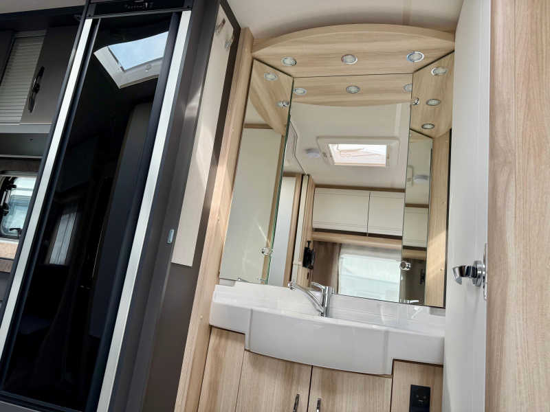 Hobby De Luxe 460 UFE Frans bed & rondzit!  foto: 8