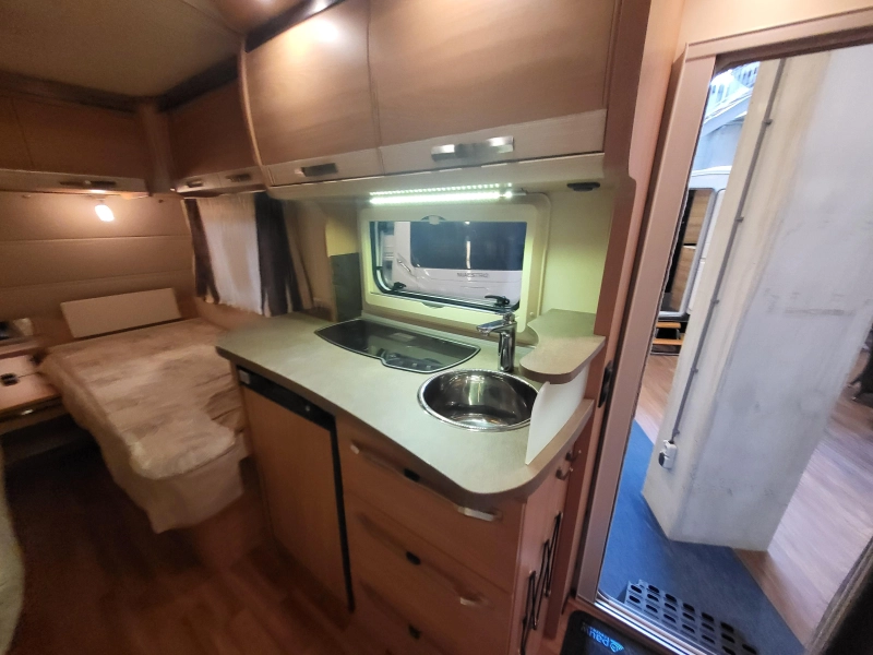 Knaus Sudwind 460 EU met zakluifel en zijwand  foto: 9